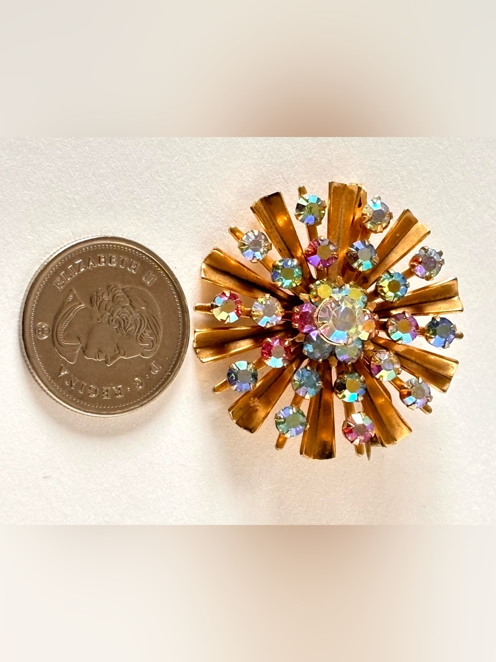 Absolutely stunning vintage brooch in the shape of a flower. - Picture 4 of 4